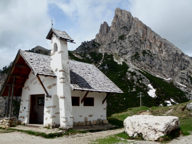 la chapelle, au sommet du passo Falzarego