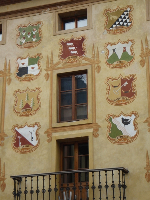 détail d'une façade, dans le village de Cortina