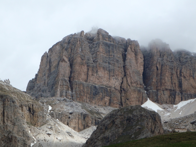 le Sasso Pordoi (2 950 m), vu depuis le col