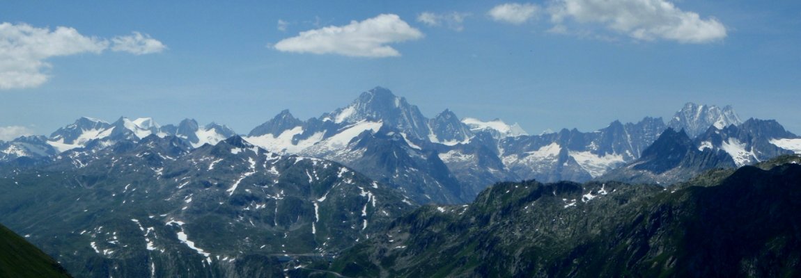 le superbe panorama sur l'Oberland bernois, depuis le sommet du Furkapass